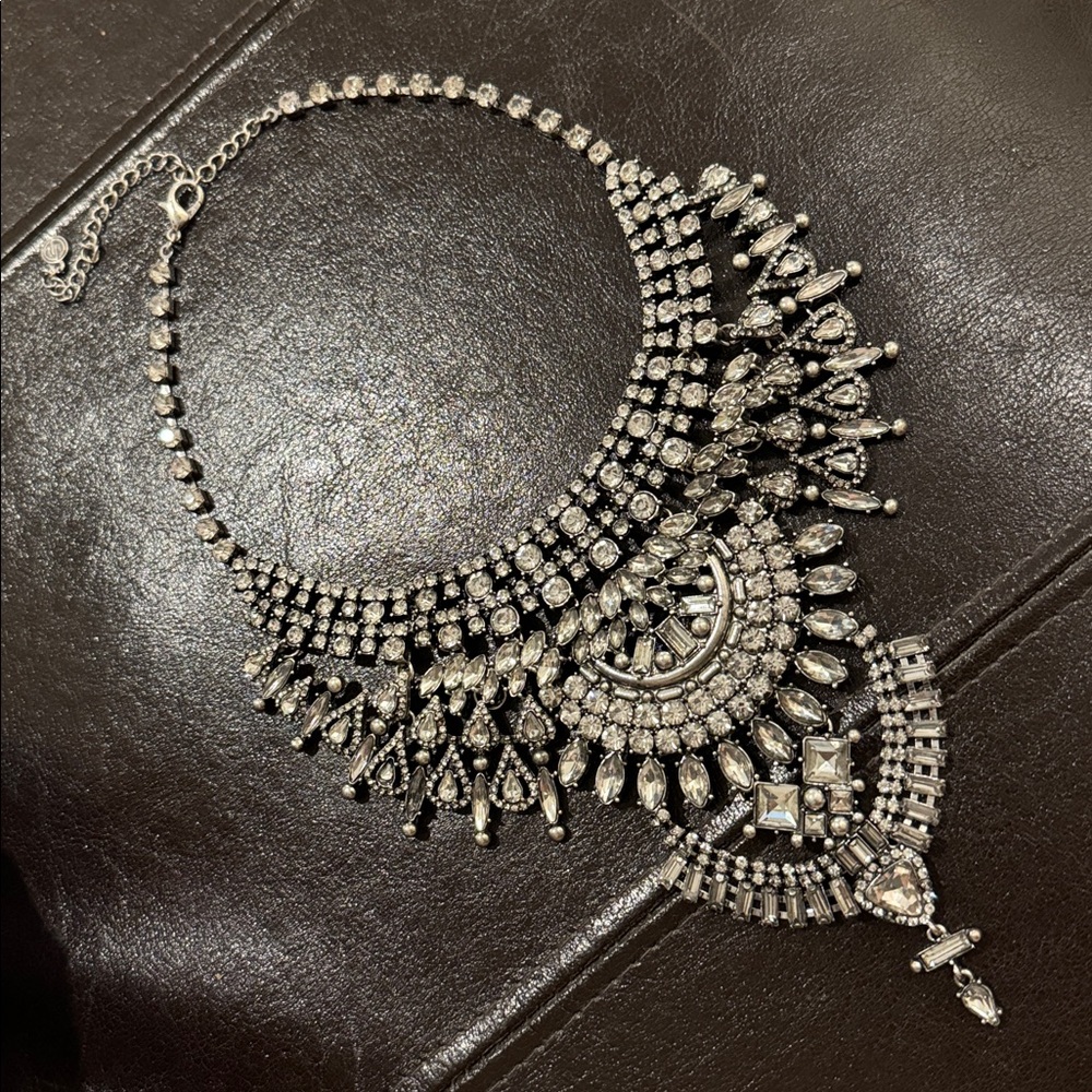 🤩💰✨Dylan Lex✨Luxurious Silver crystal Statement Necklace!